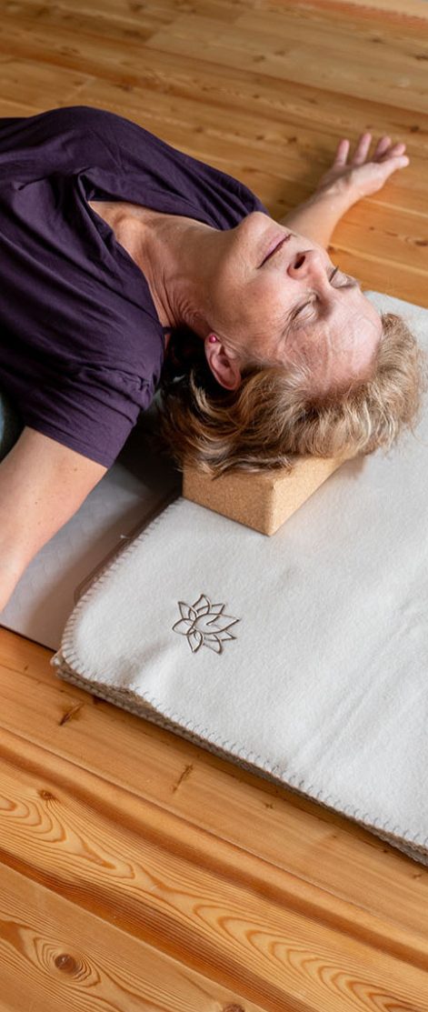 Frau im halben Drehsitz, Yoga